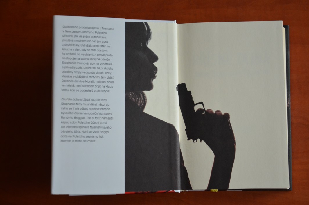 PŘÍSNĚ TAJNÁ - Série Stephanie Plumová - Janet Evanovich (2017)