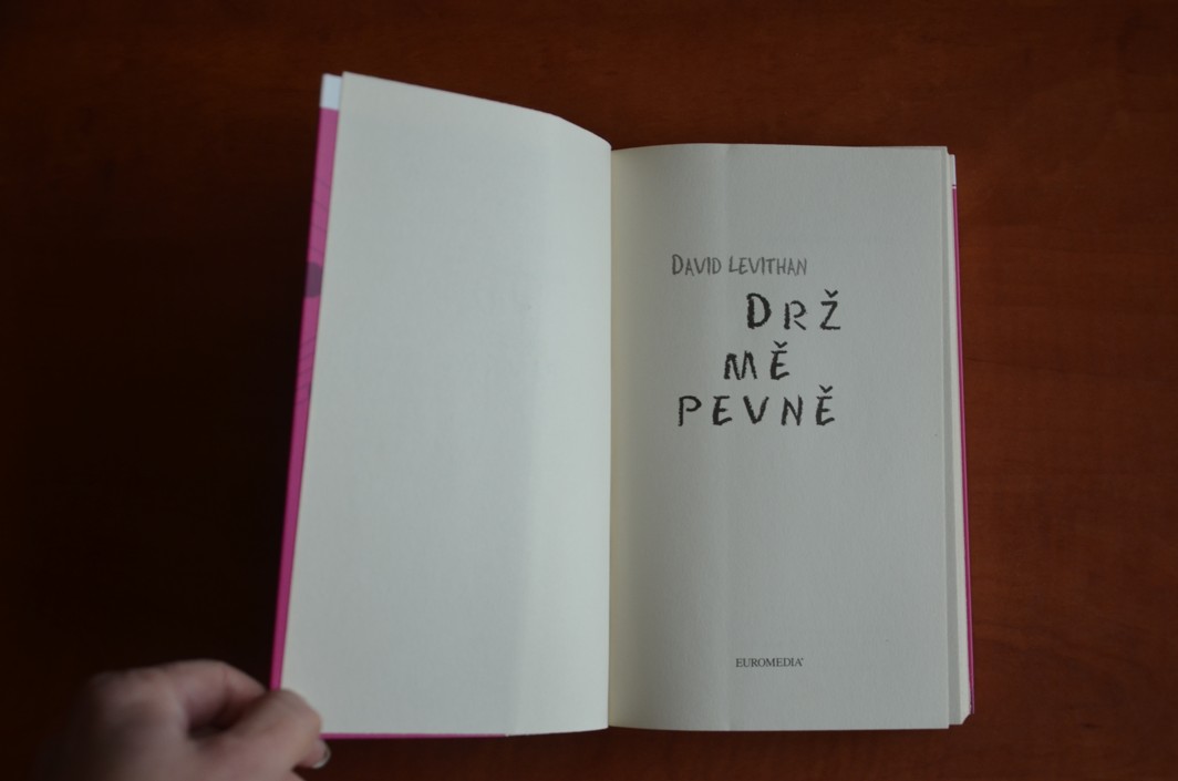 DRŽ MĚ PEVNĚ David Levithan (2017)