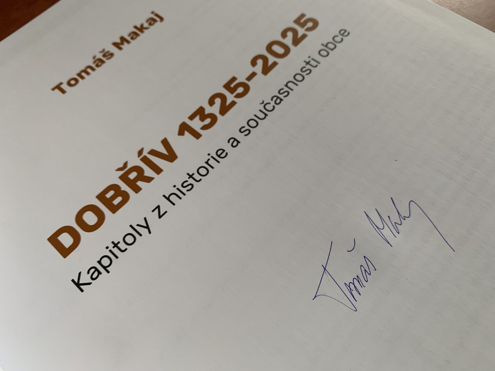 DOBŘÍV 1325-2025 Kapitoly z historie a současnosti obce - Tomáš Makaj (2025) - s podpisem autora - NOVINKA!!!