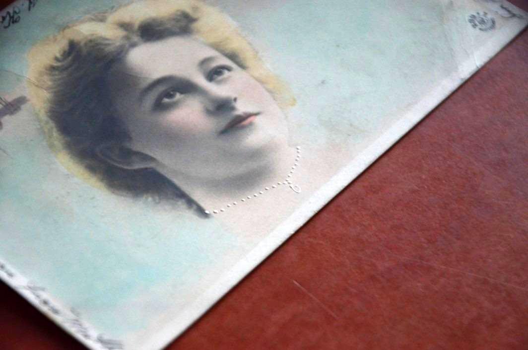 ŽENA DÍVKA LODĚ SECESE NÁHRDELNÍK plastická pohlednice R-U dlouhá adresa