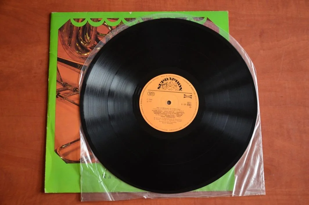 LP  NA ŠUMAVĚ JE DOLINA - Dechová hudba Plzeňačka, Chmelova staročeská dechovka - SUPRAPHON 1969 