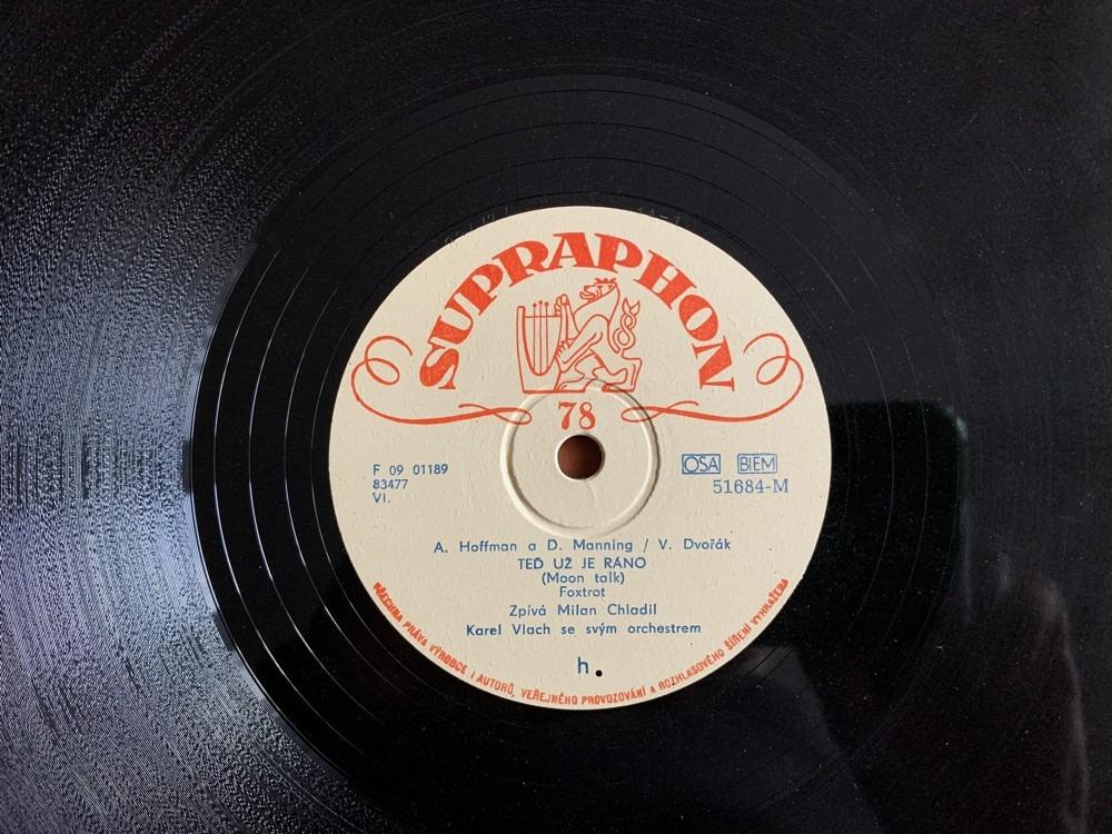 Šelaková deska MILAN CHLADIL Teď už je ráno / V KARLOVÝCH VARECH (Karel Vlach se svým orchestrem) SUPRAPHON (50. léta)