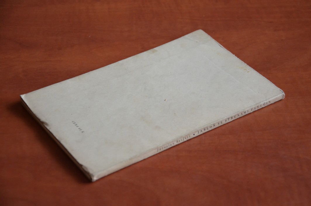 Jabloň se strunami pavučin