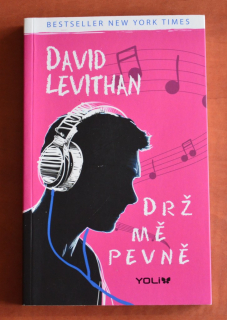 DRŽ MĚ PEVNĚ David Levithan (2017)